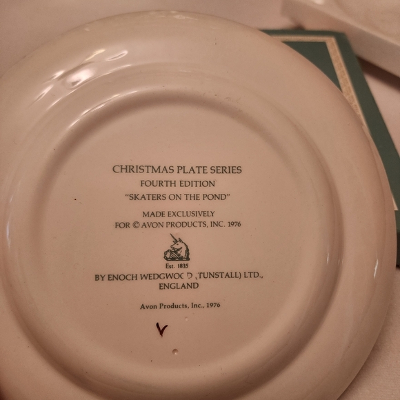 Avon Christmas Plate 1975 Skaters on the Pond - Picture 2 of 4